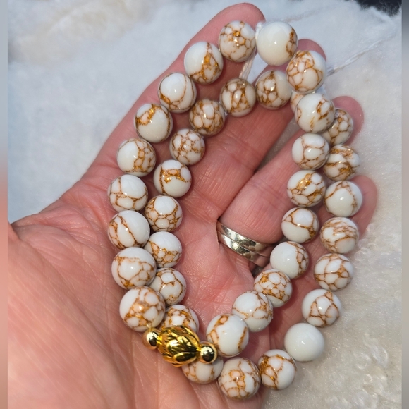 10mm Gold And White Howlite Bracet - Picture 6 of 12